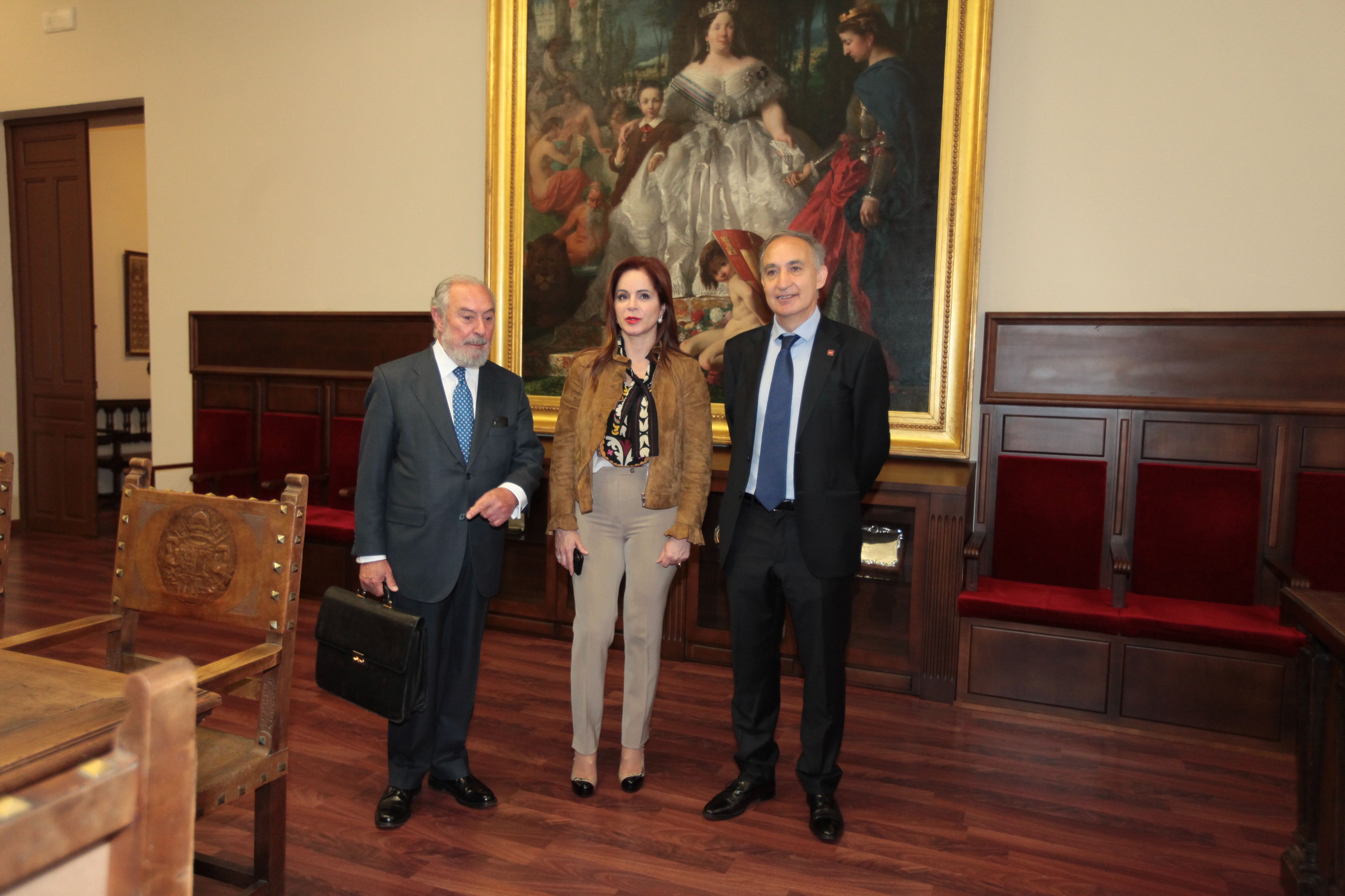 El magistrado emérito Aragón Reyes, la presidenta Silvia Clemente y el rector de la Universidad, Antonio Largo.