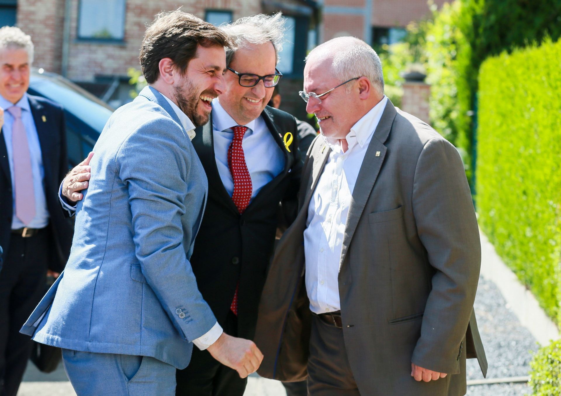 Quim Torra (c), charla con los exconsellers Antoni Comín (i) y Lluis Puig durante su viaje a Bélgica.