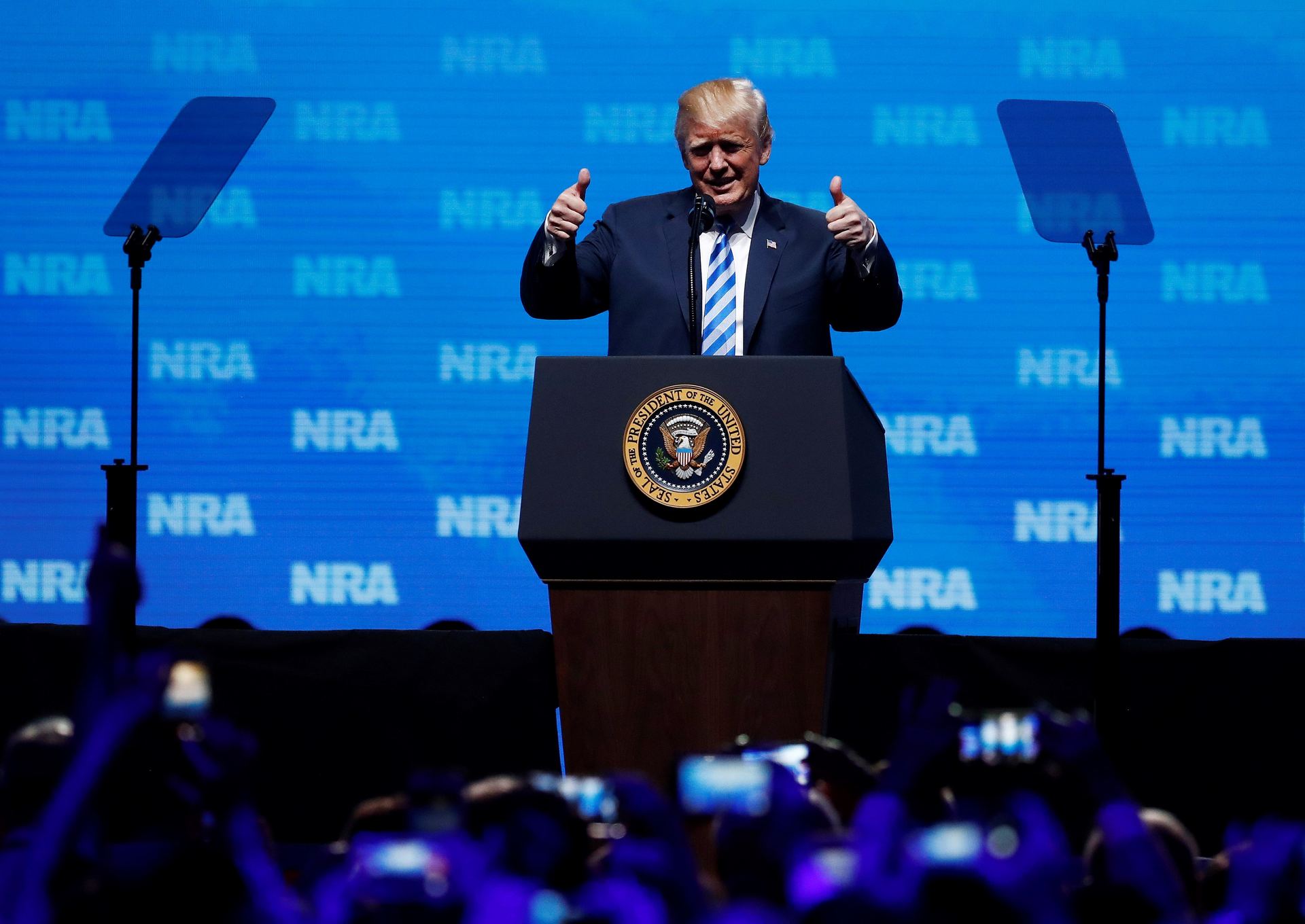 El presidente de Estados Unidos pronunciando un discurso durante la reunión anual de la Asociación Nacional del Rifle.