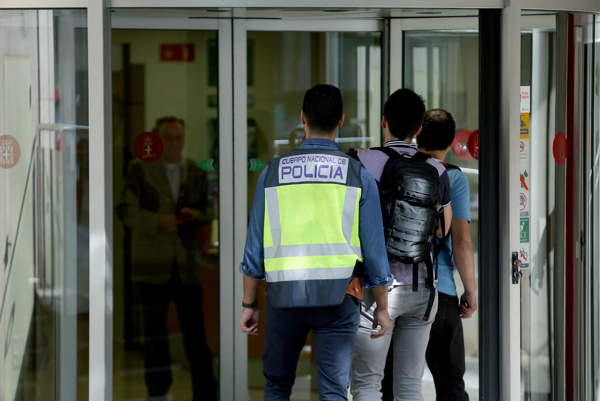 Agentes de la UDEF acceden a la Diputación de Barcelona para su registro.