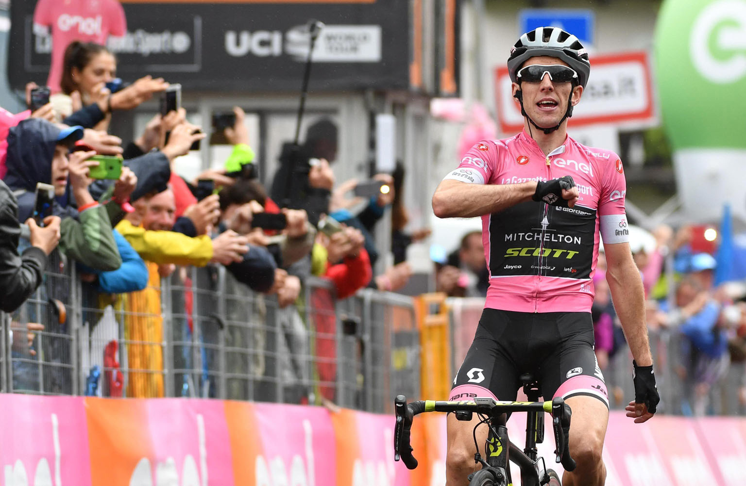 Simon Yates celebra su triunfo.