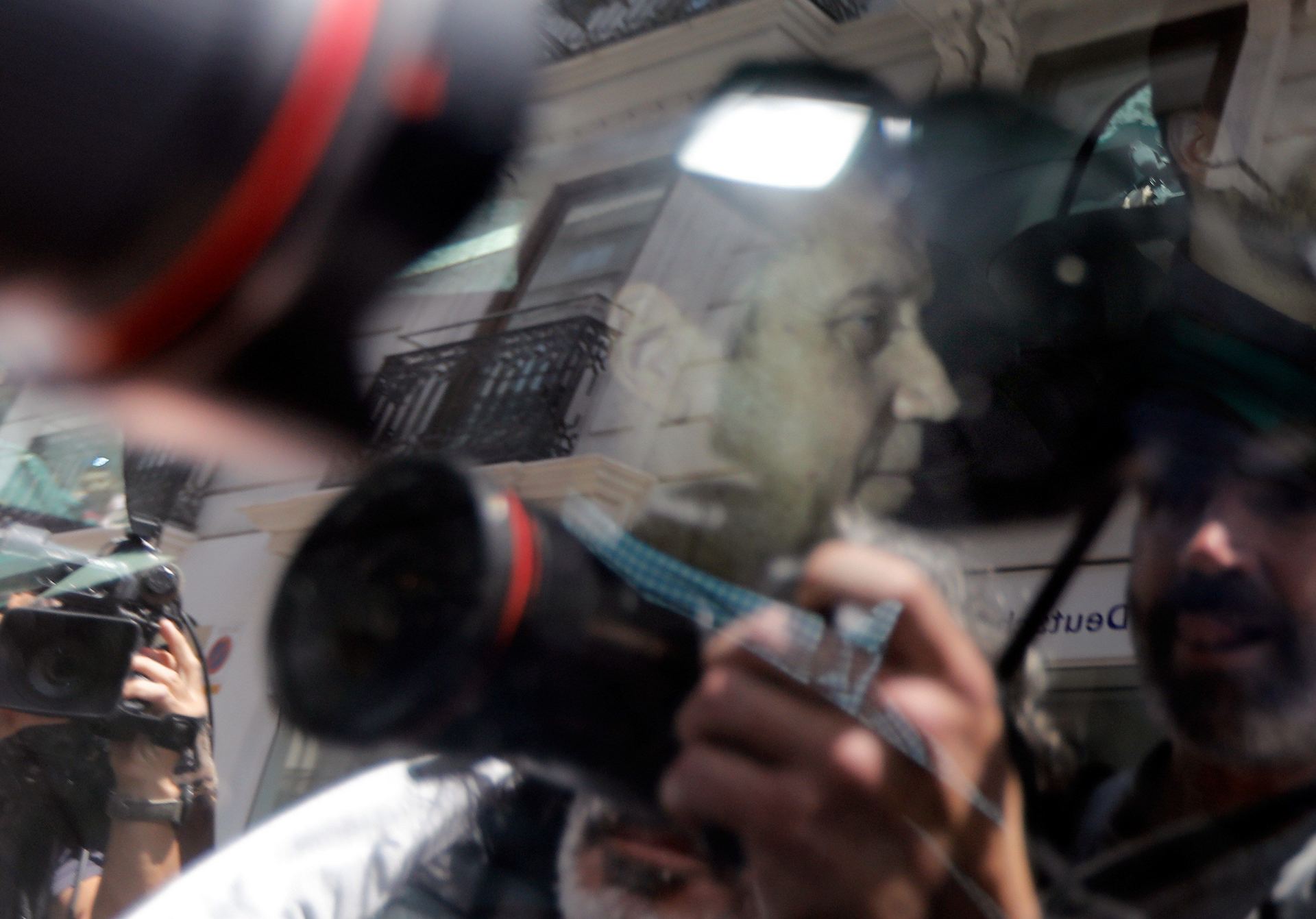 Eduardo Zaplana en el coche de la Guardia Civil tras su detención.