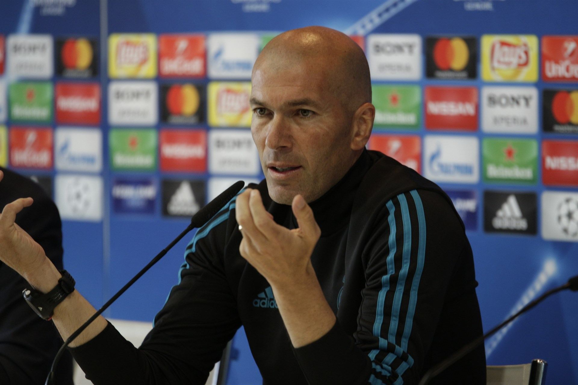 Zinedine Zidane en la rueda de prensa que ofreció ayer previa a la final de la Champions League de fútbol.