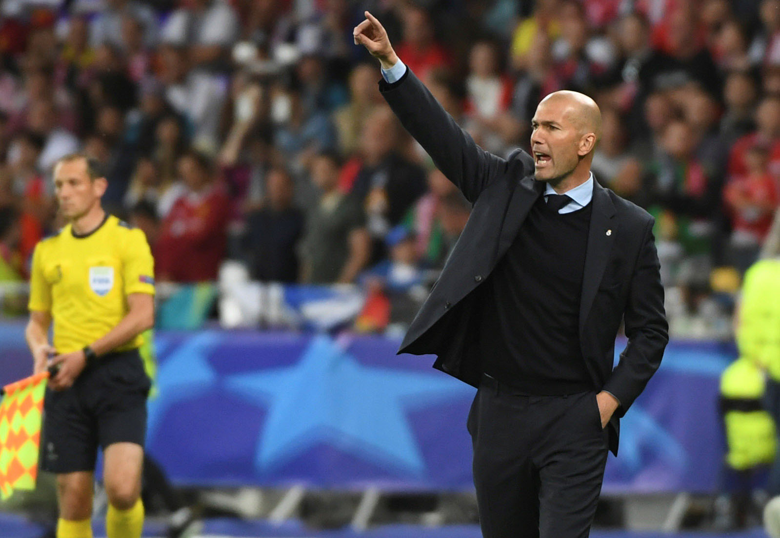Zidane da instrucciones durante el partido en el Olímpico de Kiev.