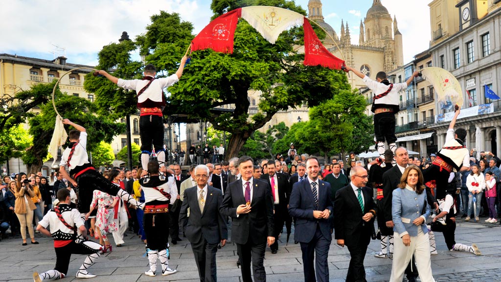 El grupo de paloteos de Fuentepelayo realizó su popular arco, por el que pasaron todos los asistentes al acto celebrado ayer en el Teatro Juan Bravo. / kamarero