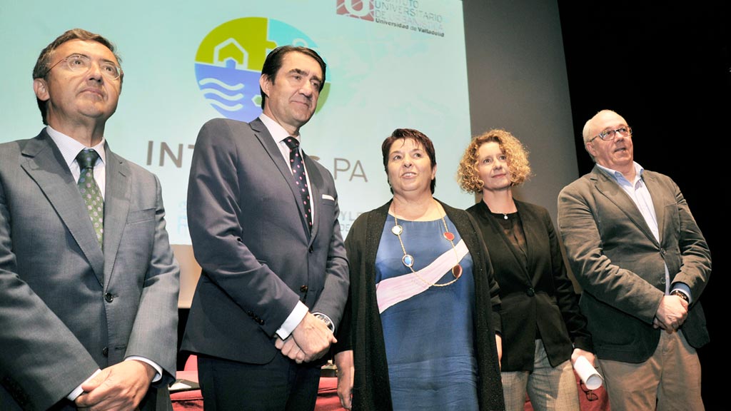 El consejero de Medio Ambiente y la alcaldesa de Segovia, junto a los ponentes. / KAMARERO