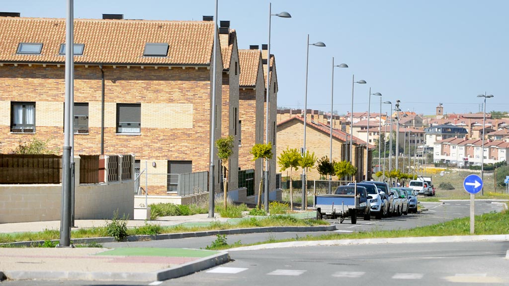 Uno de los accesos al barrio de Carrascalejo, junto a la carretera de La Granja. / kamarero