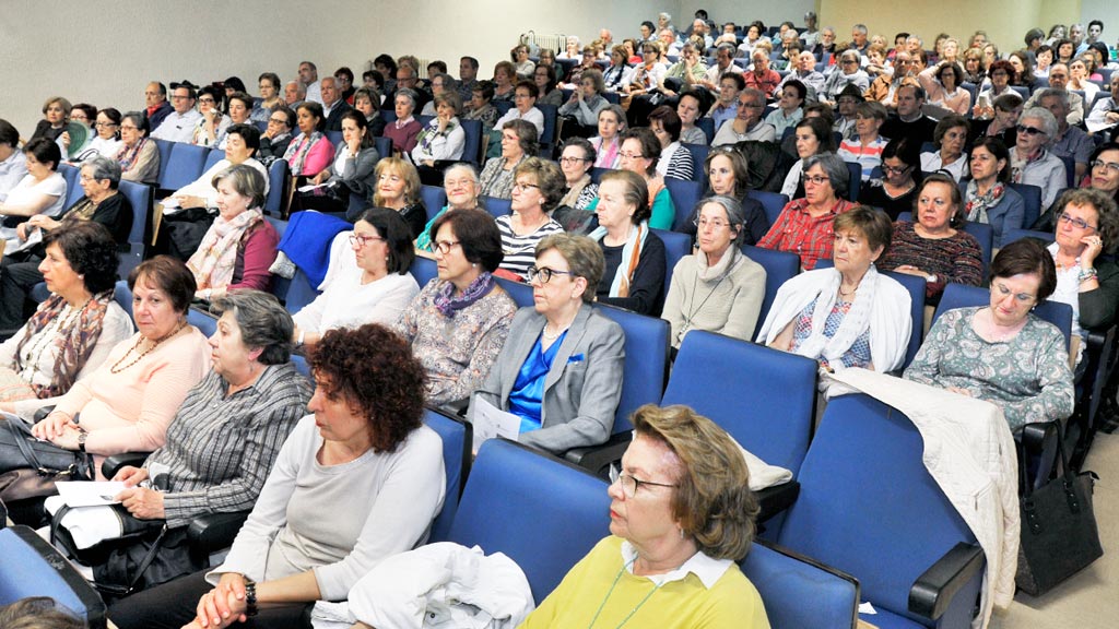 Los alumnos llenaron el salón de actos del Edificio Vicerrector Santiago Hidalgo. / kamarero