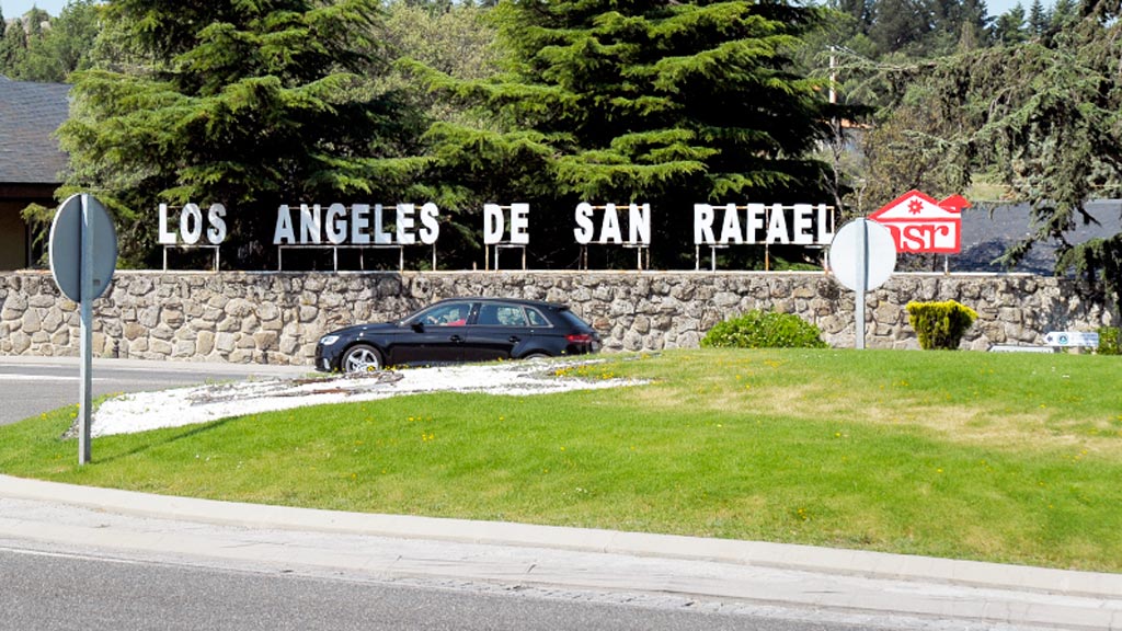 1Entrada a urbanización de Los Ángeles de San Rafael. / kamarero