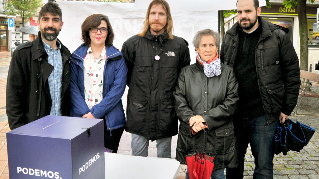 Pablo Fernández, en el centro, junto a la procuradora Natalia del Barrio y los tres candidatos a la Secretaría segoviana. / K.