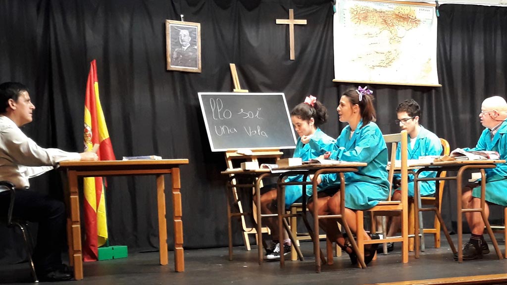 La Muestra Especial de Fuentepelayo se estrena con tres brillantes obras 1 El grupo Asadema de Aranda de Duero representó ‘El maestro Don Silvestre’. / el adelantado