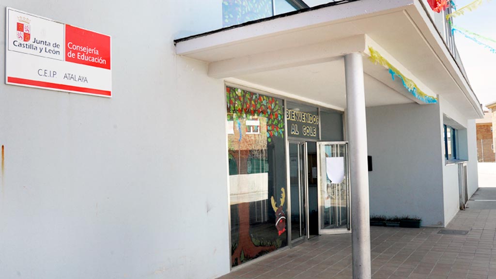 Entrada al colegio público de Palazuelos. / kamarero