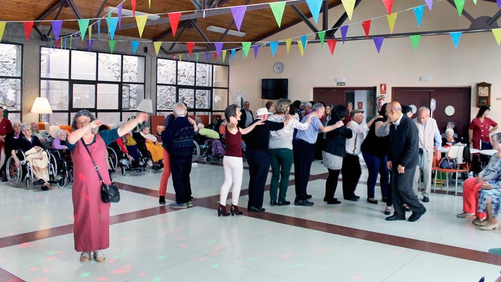El Centro de Servicios Sociales ‘La Fuencisla’ celebró su Día Grande 1 Residentes y familiares participaron en las actividades organizadas en el centro. / el adelantado