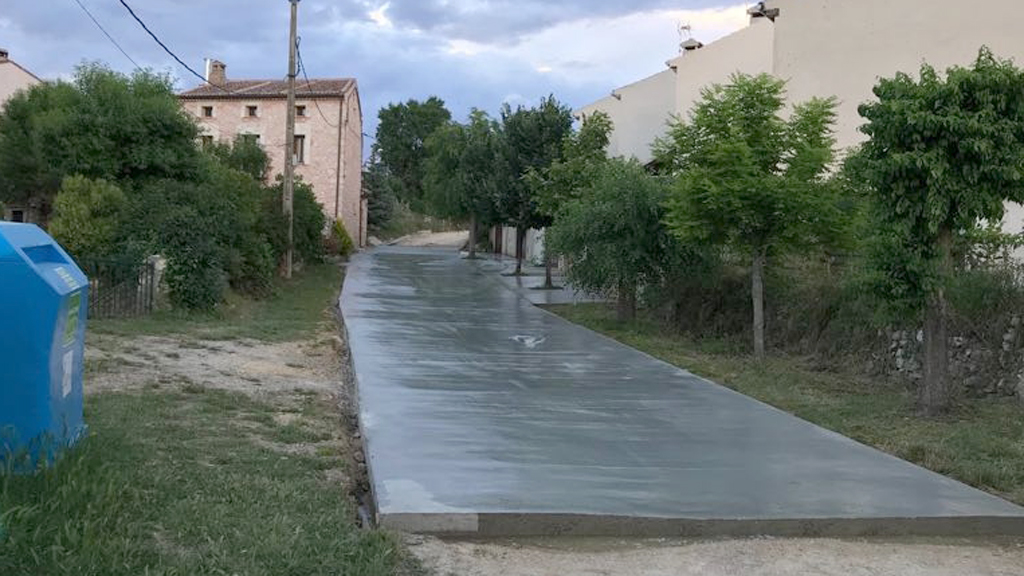 Calle que se está pavimentando en Tanarro. / E.A.