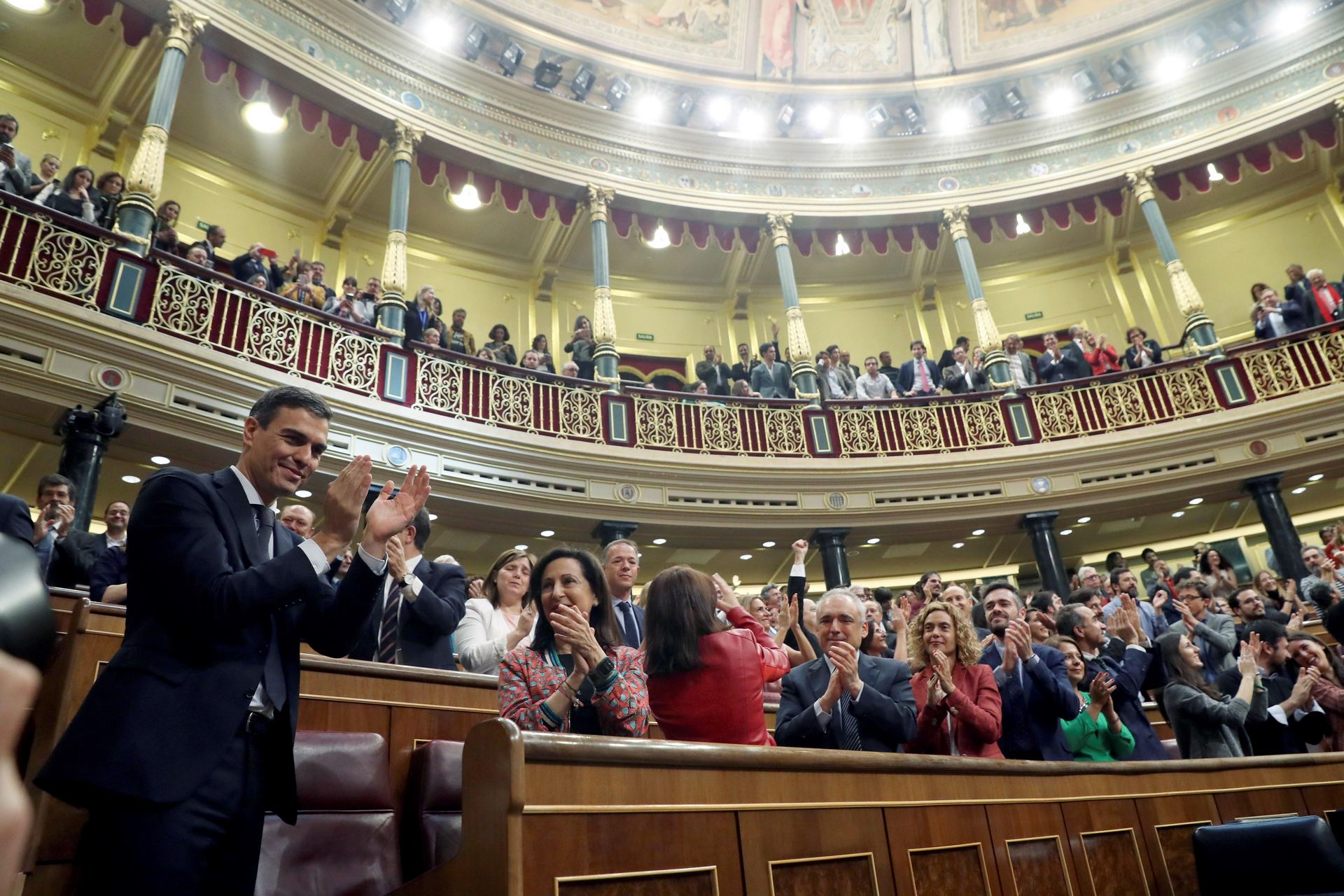 El secretario general del PSOE Pedro Sánchez, saluda al hemiciclo del Congreso, tras el debate de la moción de censura presentada por su partido.