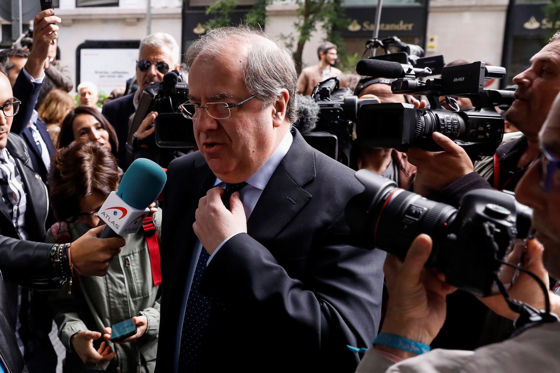 El presidente de la Junta de Castilla y León, Juan Vicente Herrera, atiende a los medios de comunicación.