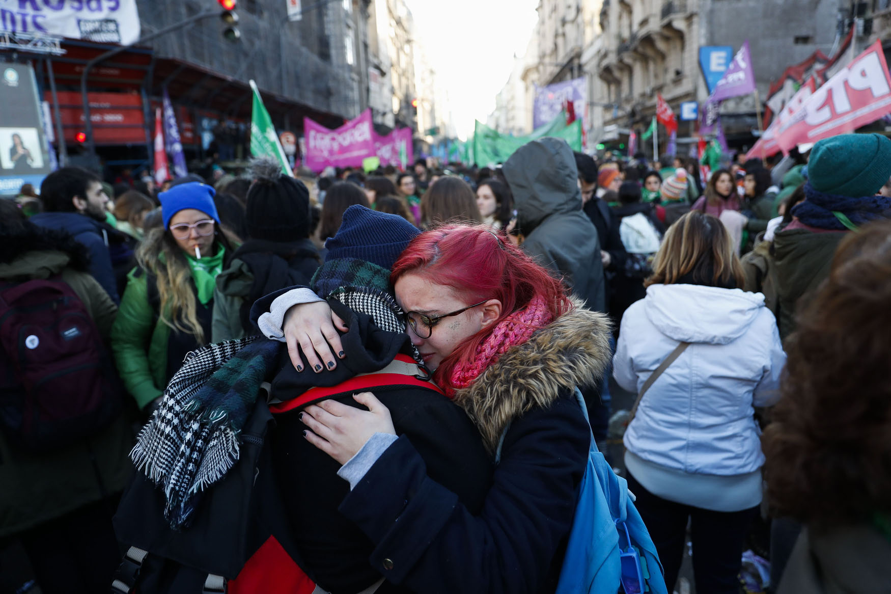 Miles de personas se concentraron frente al Congreso argentino para seguir la votación de despenalización del aborto.