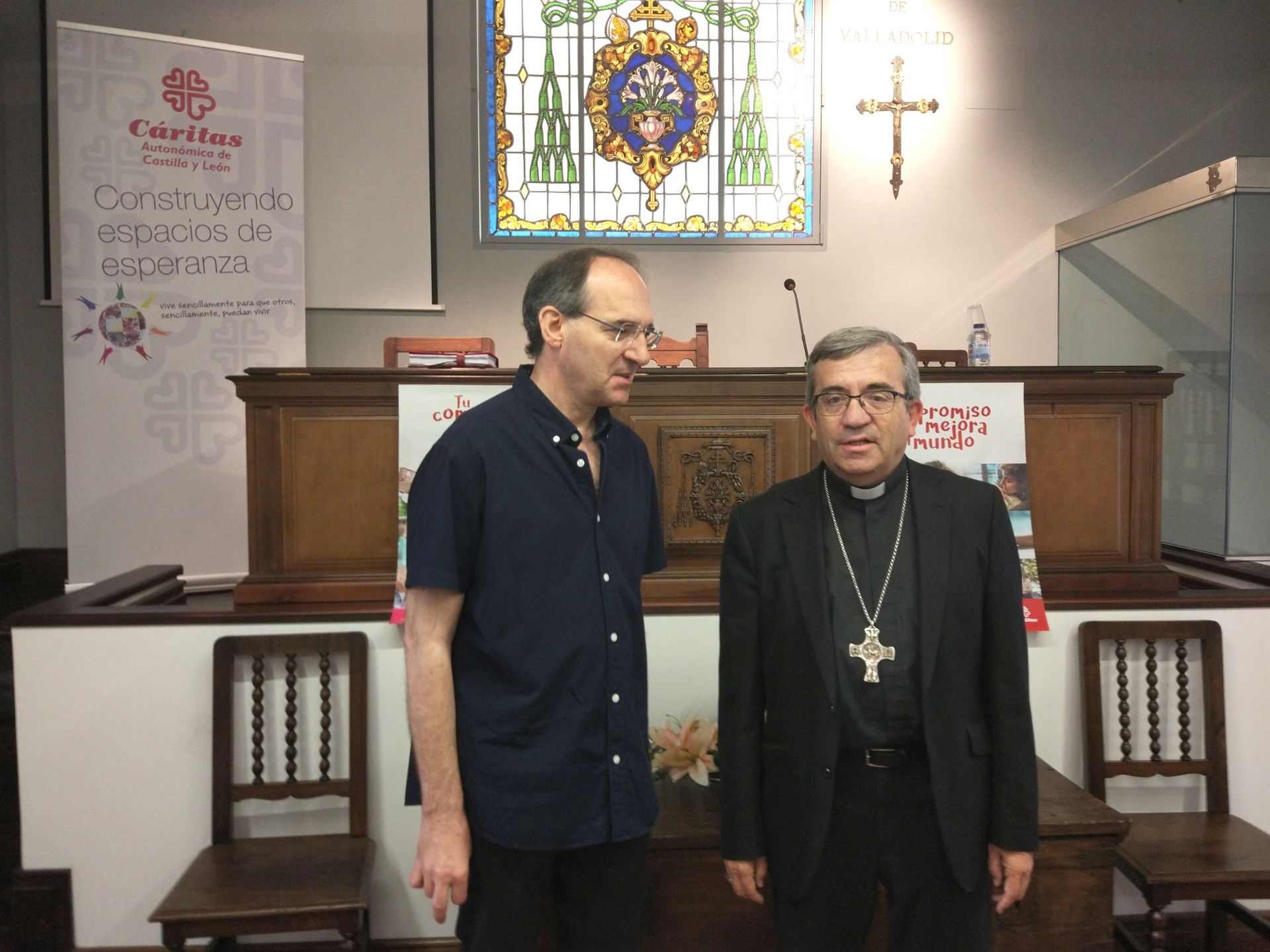 El presidente de Cáritas Autonómica, Antonio Jesús Martín de Lera, junto al obispo auxiliar de Valladolid, Luis Argüello.