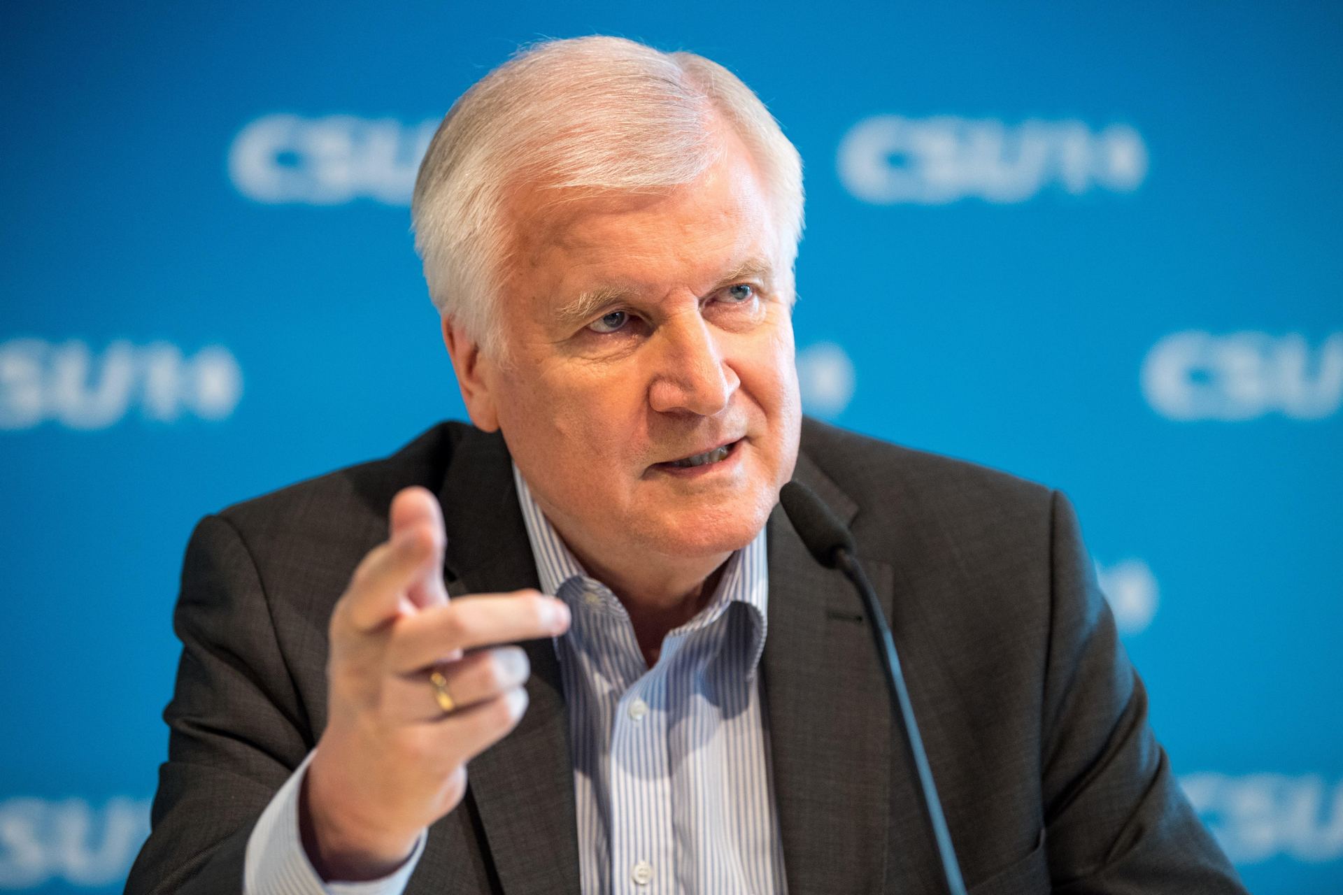 El ministro de Interior alemán, Horst Seehofer, durante una rueda de prensa ante los medios de comunicación.