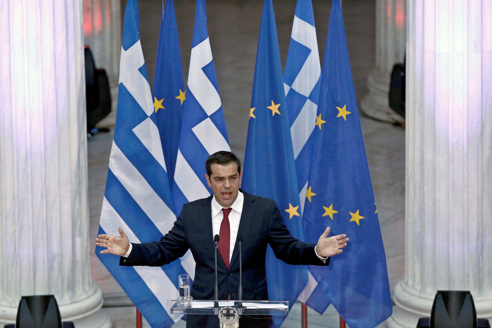 El primer ministro griego, Alexis Tsipras, durante una rueda de prensa ante los medios.