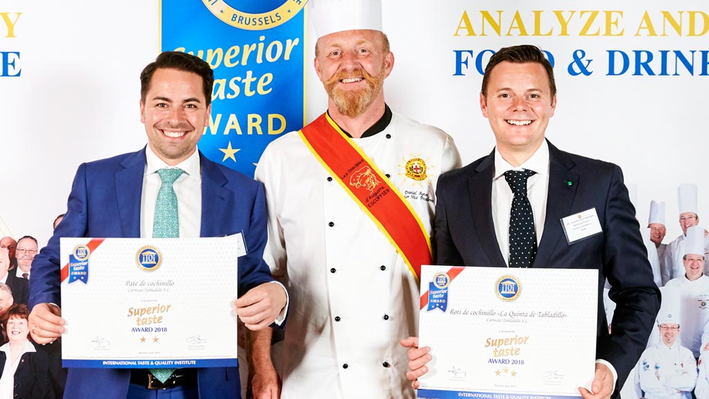 Los representantes de la empresa segoviana, recogiendo en Bruselas los certificados que acreditan los premios. / E. A.