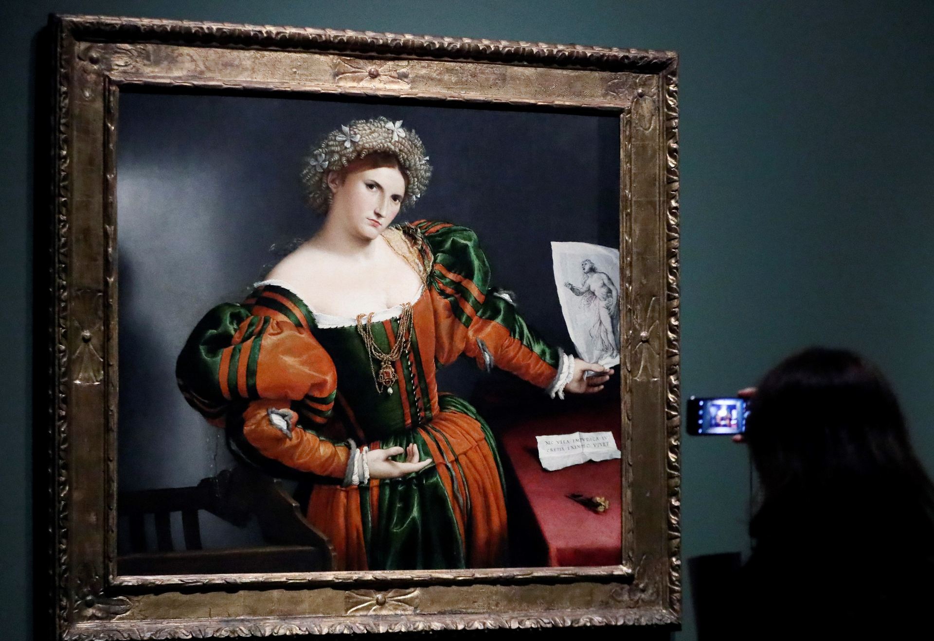 ‘Mujer inspirada en Lucrecia’, del artista italiano Lorenzo Lotto, una de las obras expuestas en El Prado.