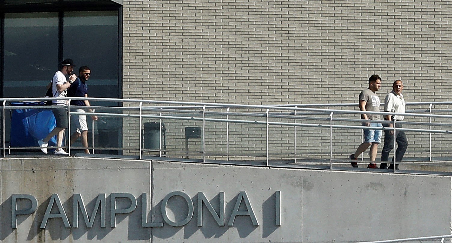 José Angel Prenda (2d), Jesús Escudero (i) y Angel Boza (2i) salen de la prisión de Pamplona.