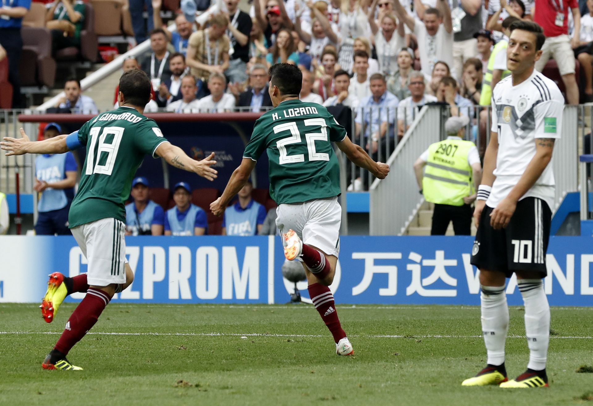 El jugador mexicano Hirving Lozano celebra el tanto anotado contra Alemania ante la atónita mirada de Özil.