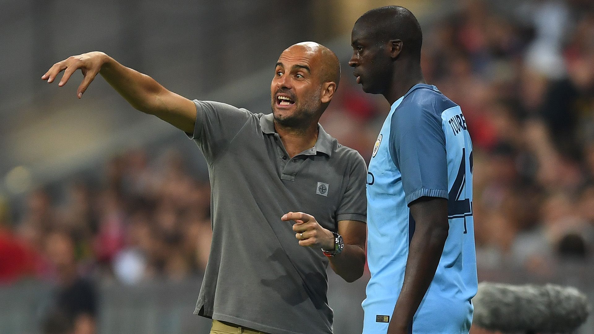 Guardiola da instrucciones a Yaya Touré durante un partido con el Manchester City.