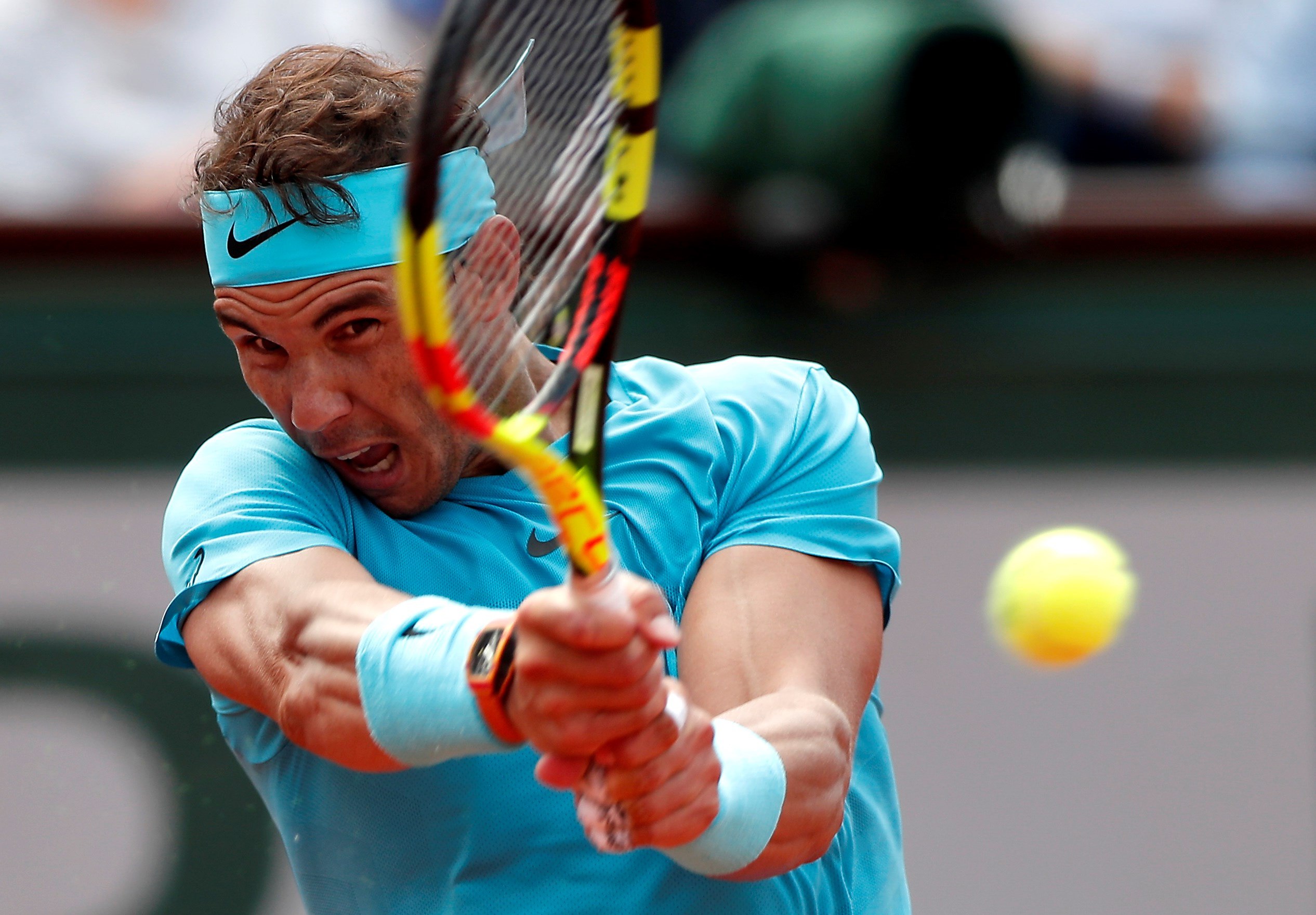 Rafa Nadal devuelve una bola al alemán Maximilian Marterer durante su partido de octavos de final de Roland Garros.