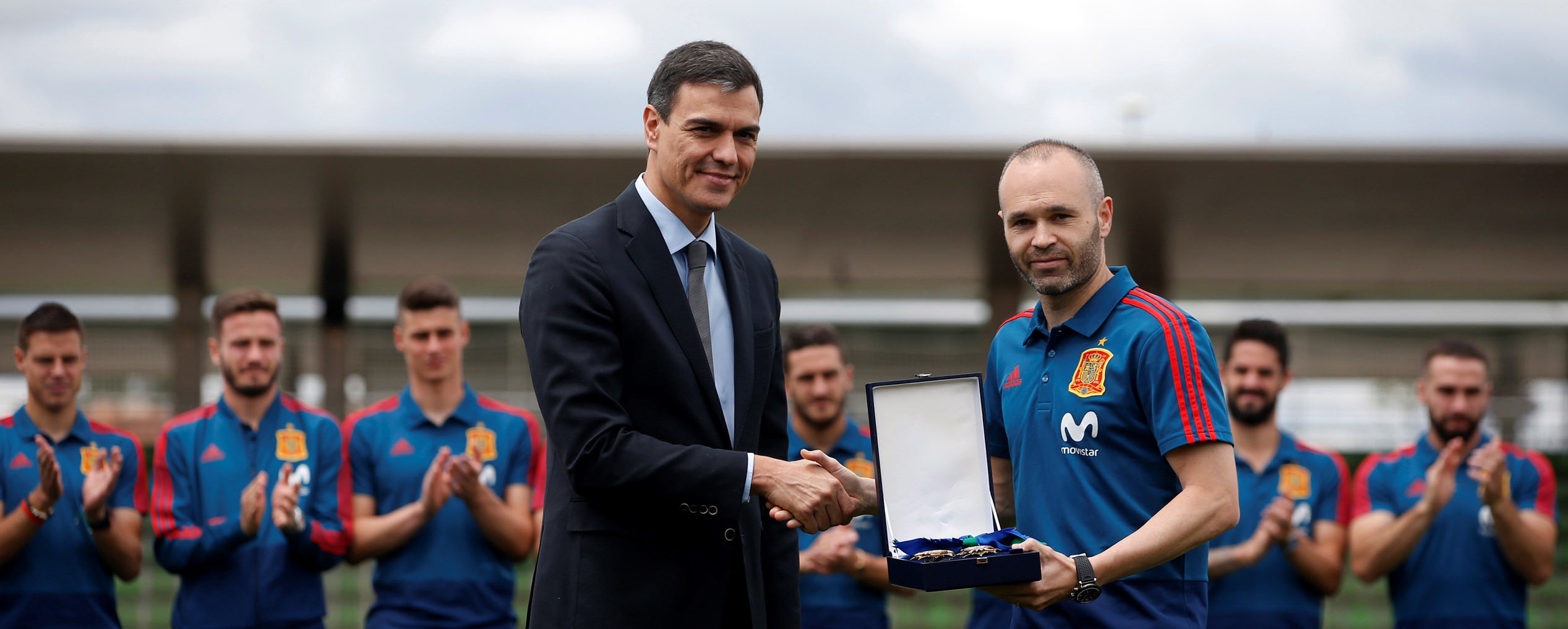 El recién nombrado presidente del Gobierno, Pedro Sánchez, entrega a Andrés Iniesta la Gran Cruz del Mérito Deportivo.