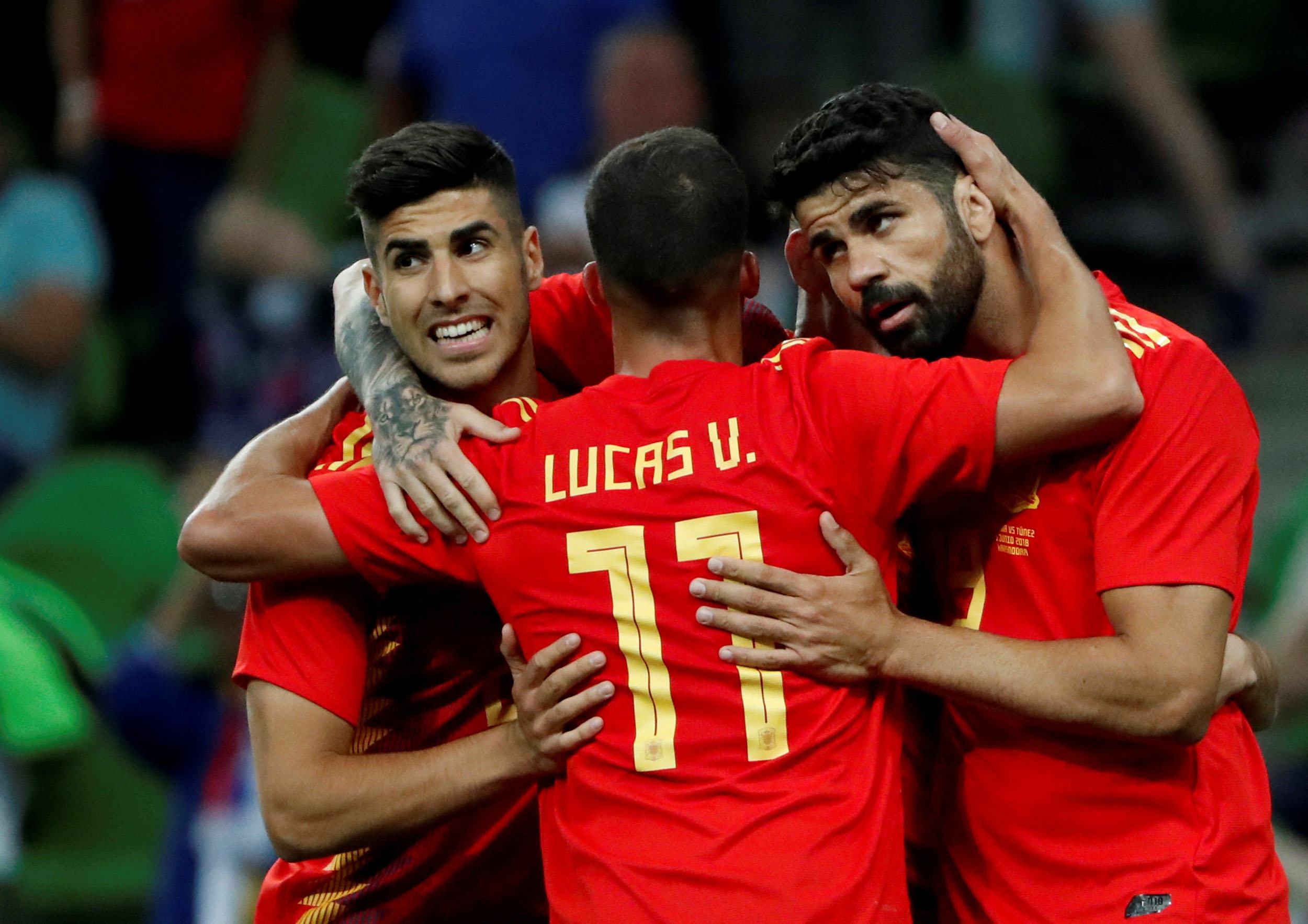 Asensio y Lucas Vázquez, dos de los exponentes de la renovación generacional de la Selección Española, felicitan a Diego Costa durante el último amistoso ante Túnez.