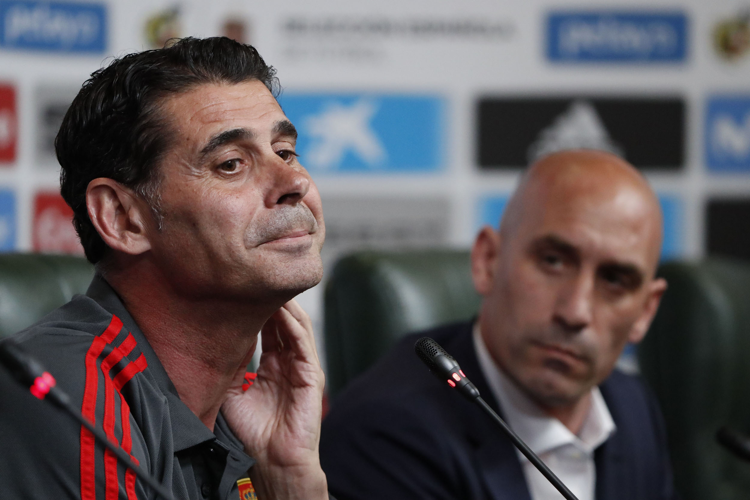 Fernando Hierro, sustituto del despedido Julen Lopetegui al frente del banquillo español, con Luis Rubiales, presidente de la RFEF, en segundo plano.