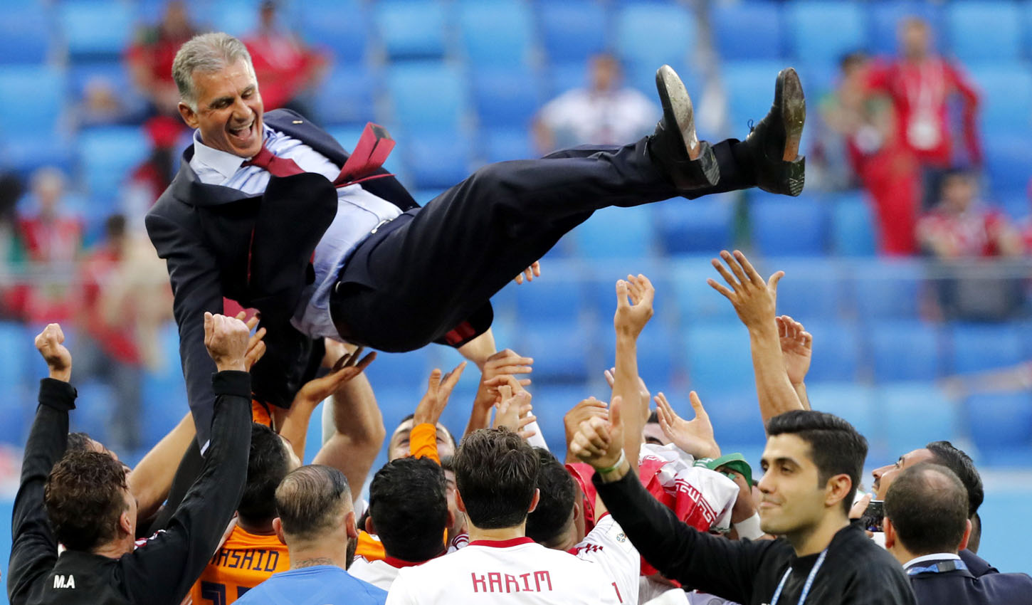 Los jugadores de Irán mantean a Carlos Queiroz tras ganar a Marruecos.