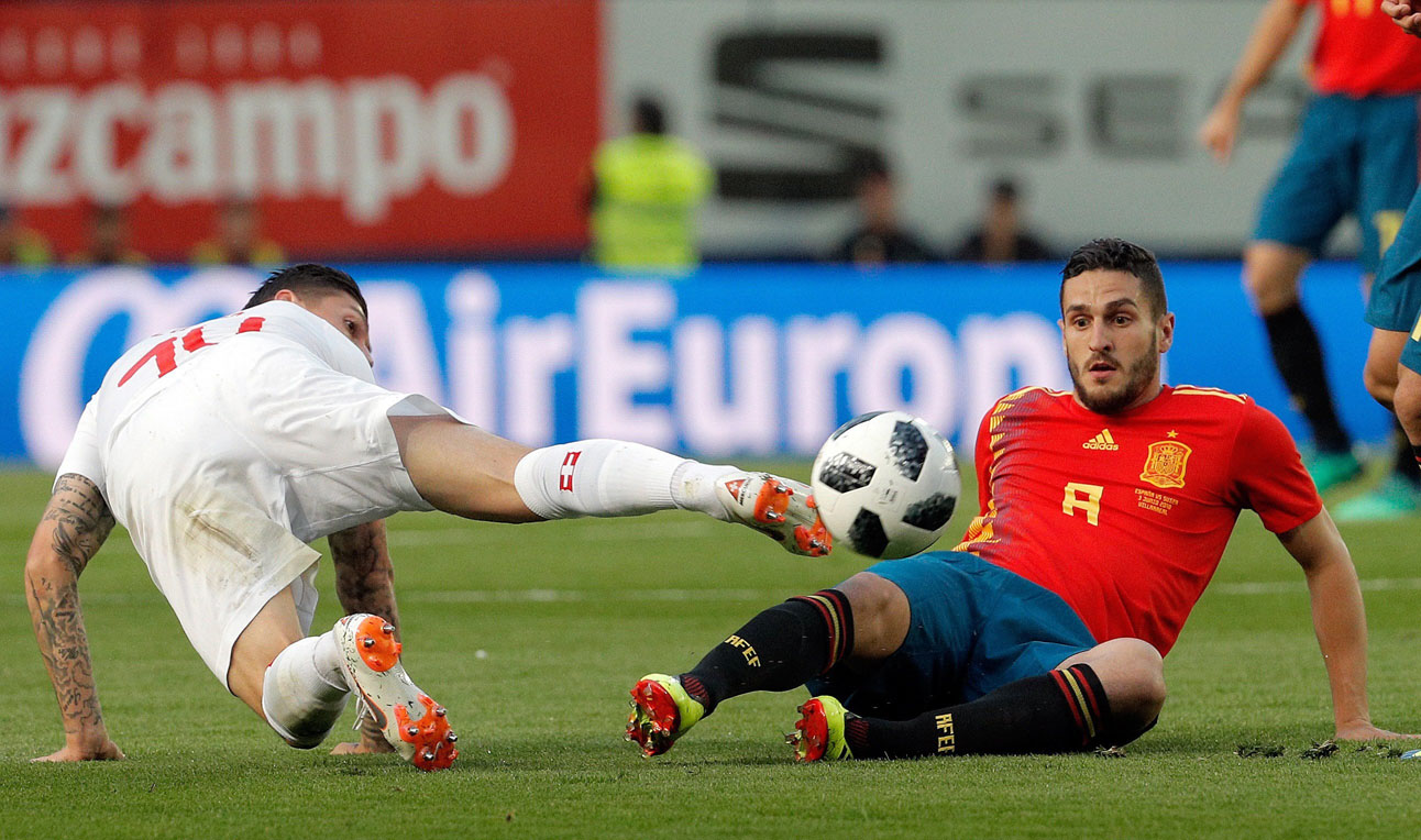 Koke y Steven Zuber luchan desde el suelo por controlar un balón durante el partido amistoso que España y Suiza celebraron ayer en el estadio de La Cerámica, en Villarreal.