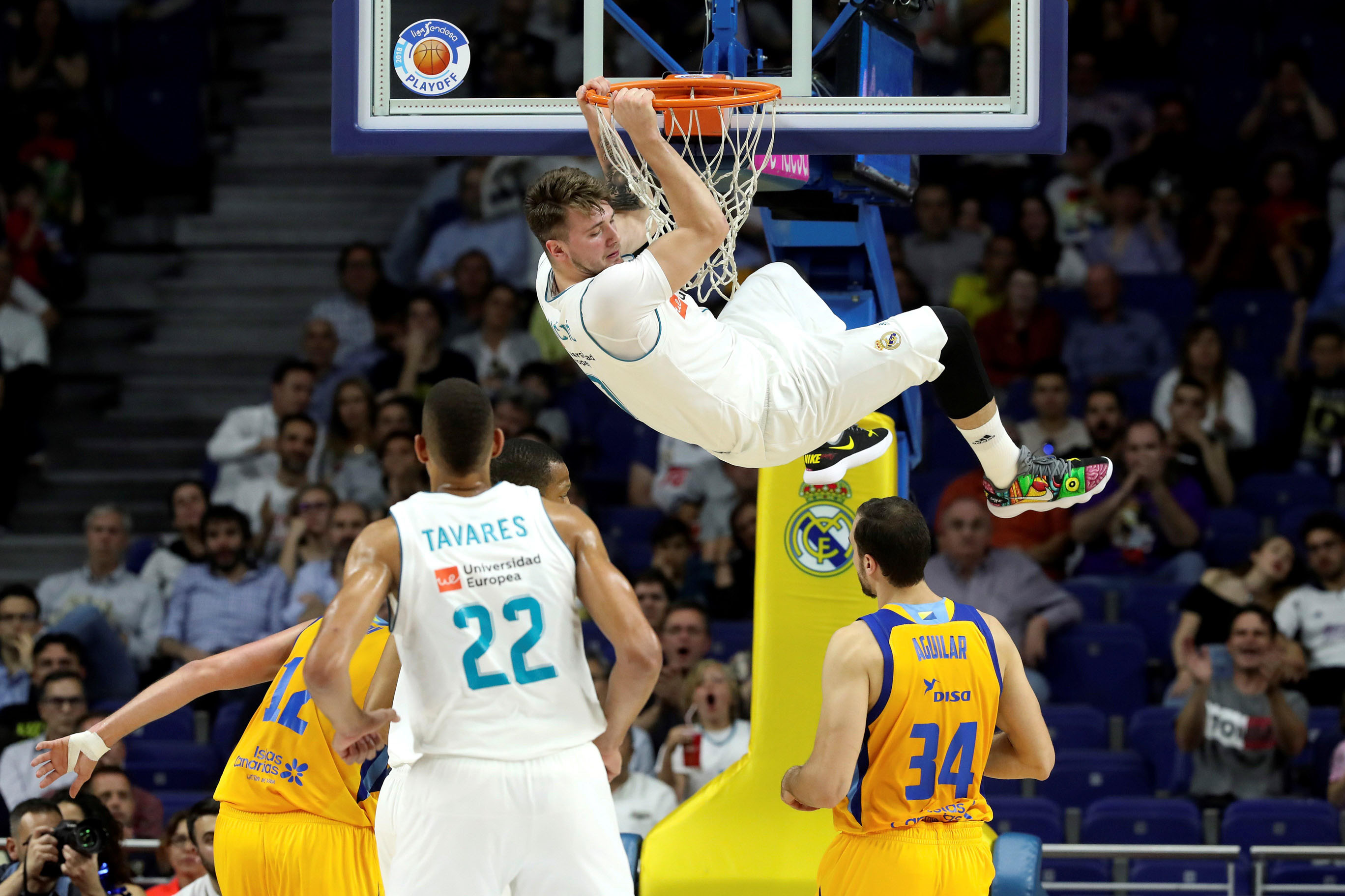 Luka Doncic hace un mate durante el primer partido de semifinales.