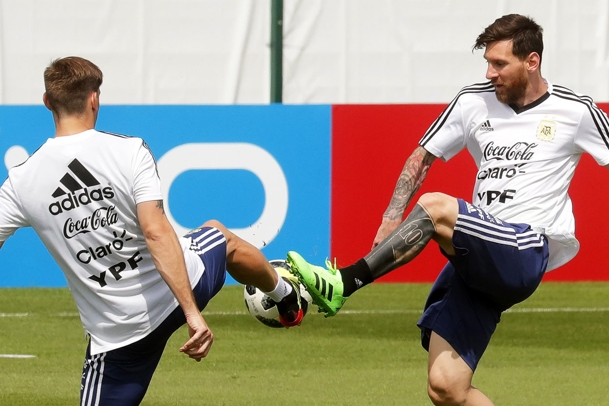 Lucas Biglia y Leo Messi disputan un balón durante el entrenamiento previo a la disputa del trascendental Nigeria-Argentina de esta tarde.