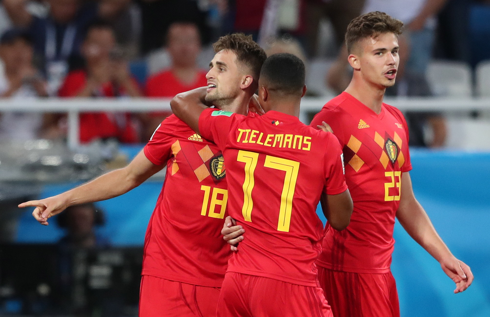 Tielemans abraza a Janujaz después de que el jugador de la Real Sociedad marcase el gol de la victoria.