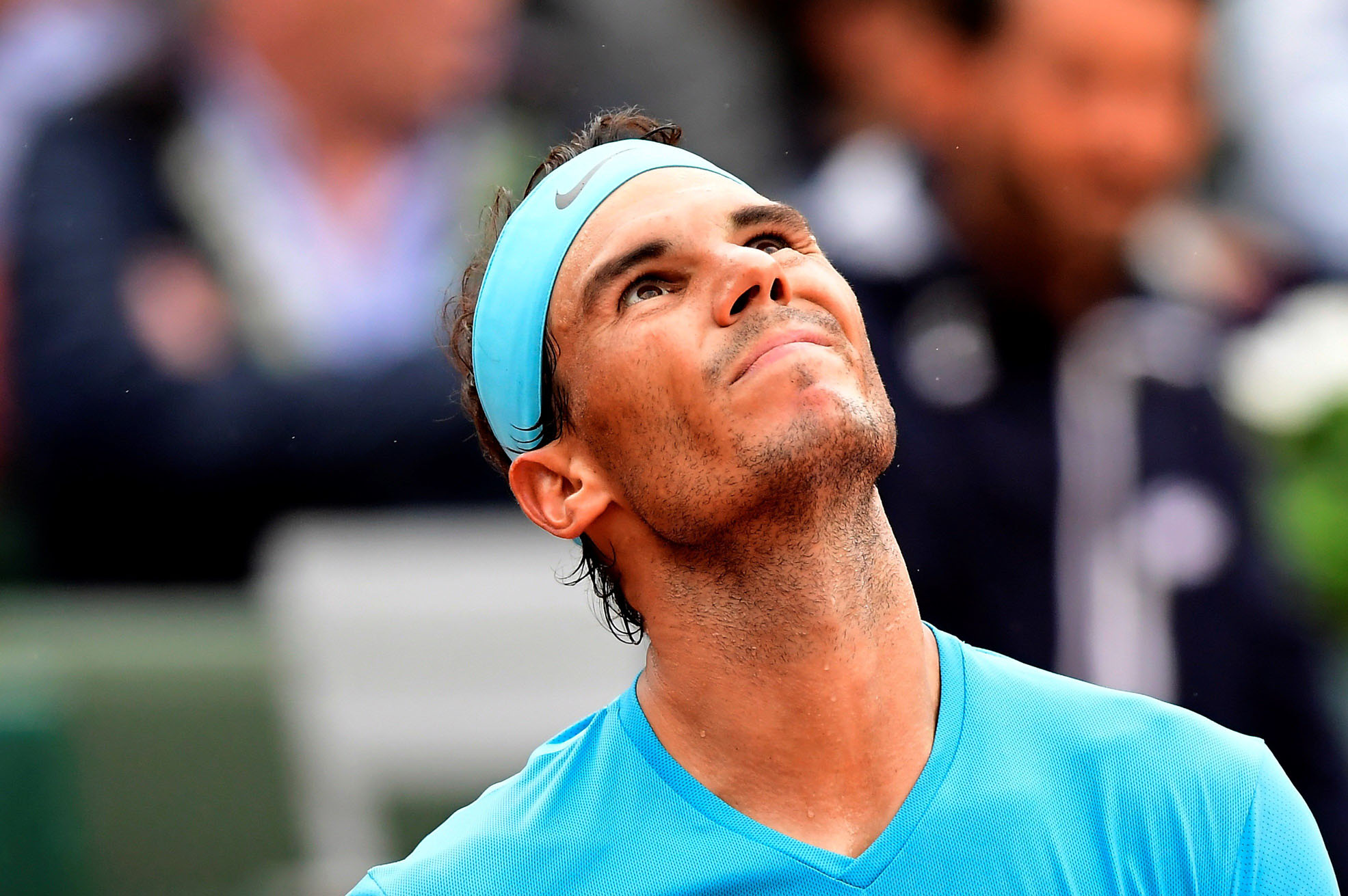 Rafa Nadal observa el cielo durante su partido ante Diego Schwartzman.
