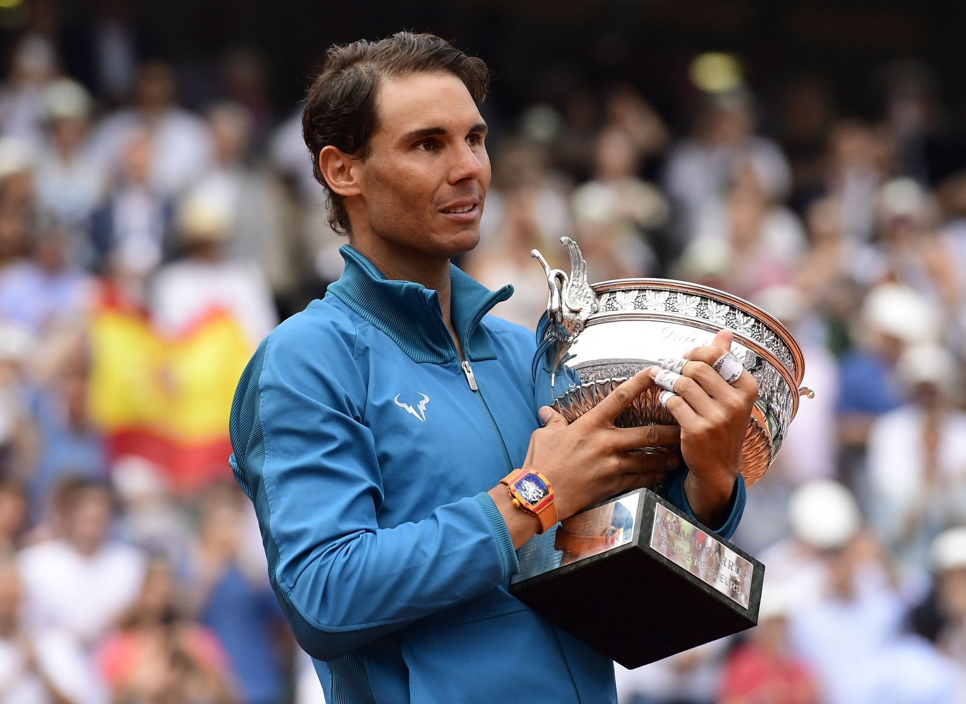 El tenista de Manacor Rafael Nadal sostiene el trofeo que le acredita una vez más como campeón de Roland Garros. / efe