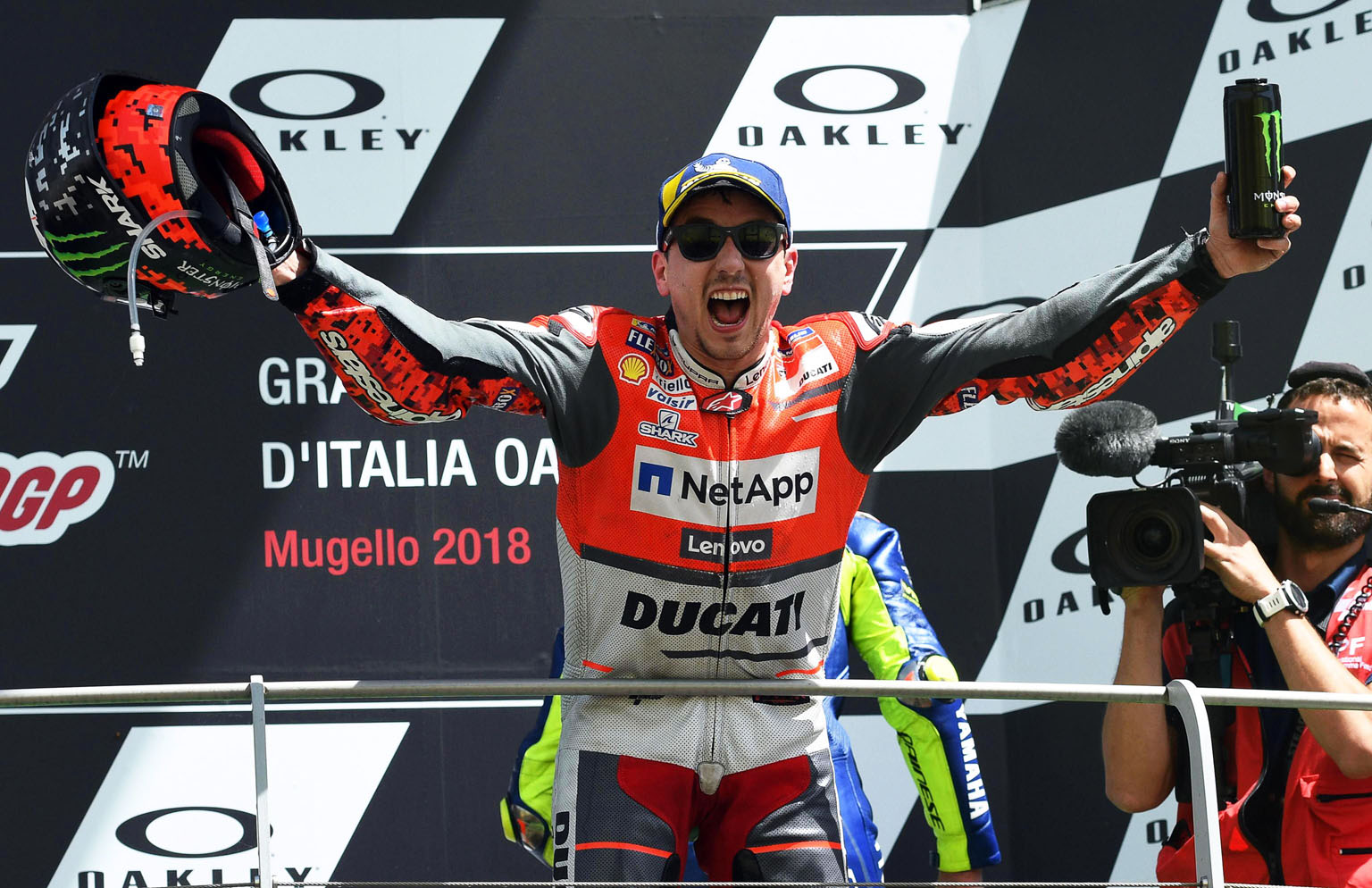 Jorge Lorenzo celebra su triunfo en Mugello, el primero desde que pilota una moto Ducati.