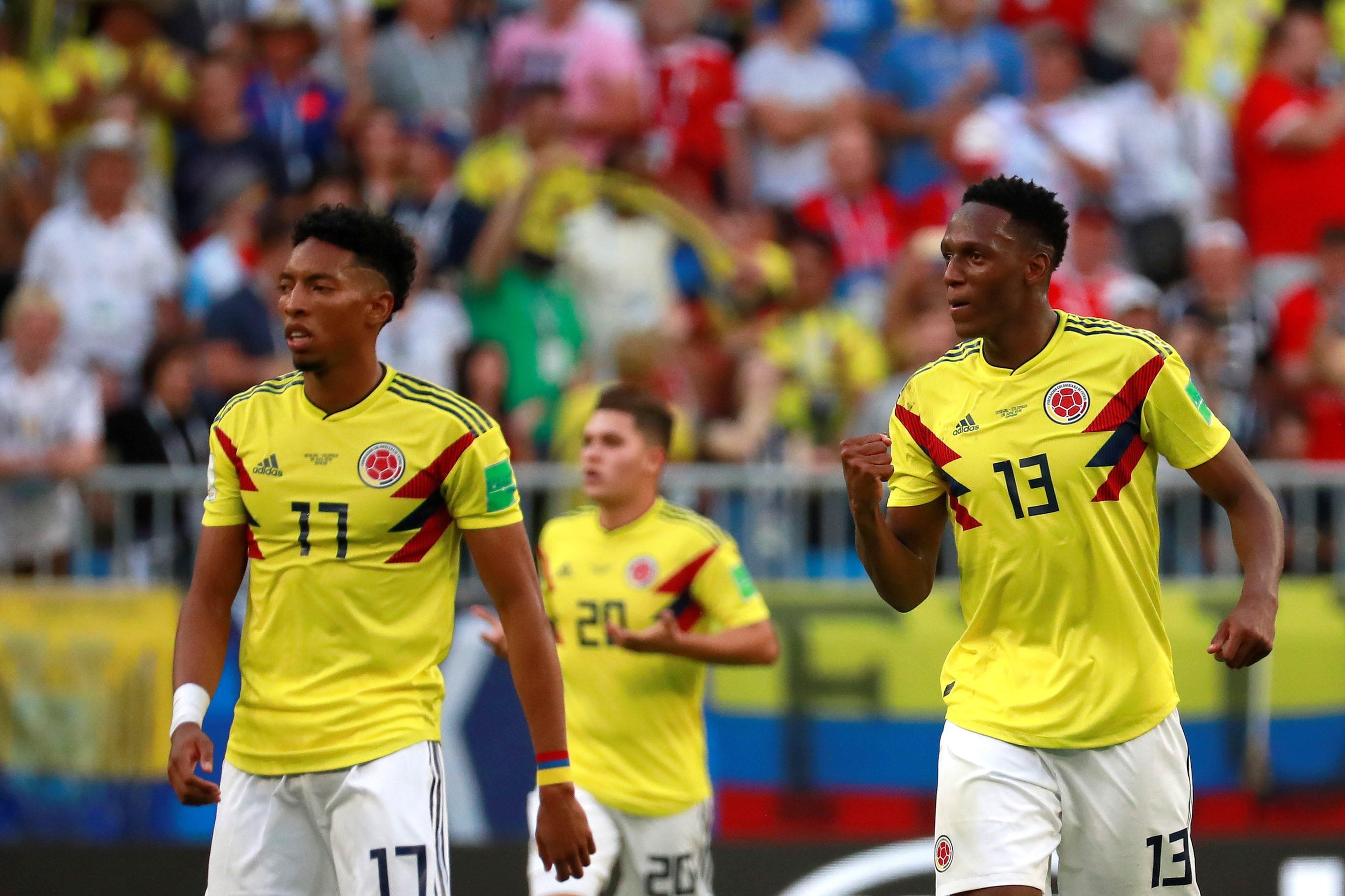 Yerry Mina (dcha), que ya marcó ante Polonia en la segunda jornada, celebra el gol de la victoria contra Senegal.