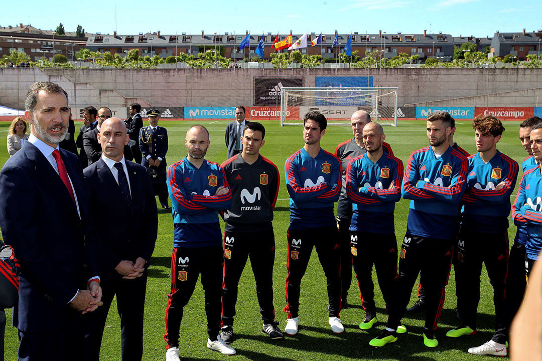 Felipe VI se dirige a la plantilla y el cuerpo técnico de la Selección Española antes de afrontar el viaje a Rusia.
