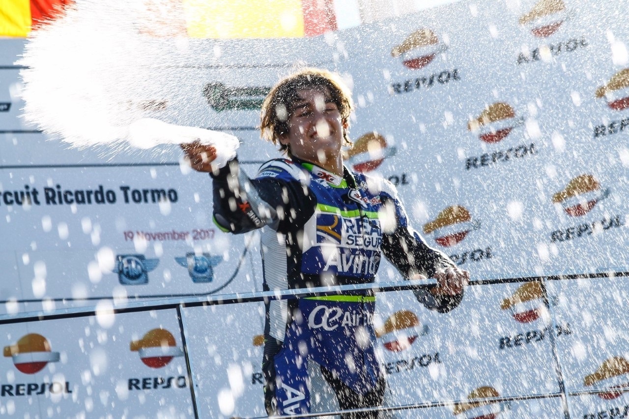 Andreas Pérez celebra una de sus victorias en el circuito Ricardo Tormo de Valencia.