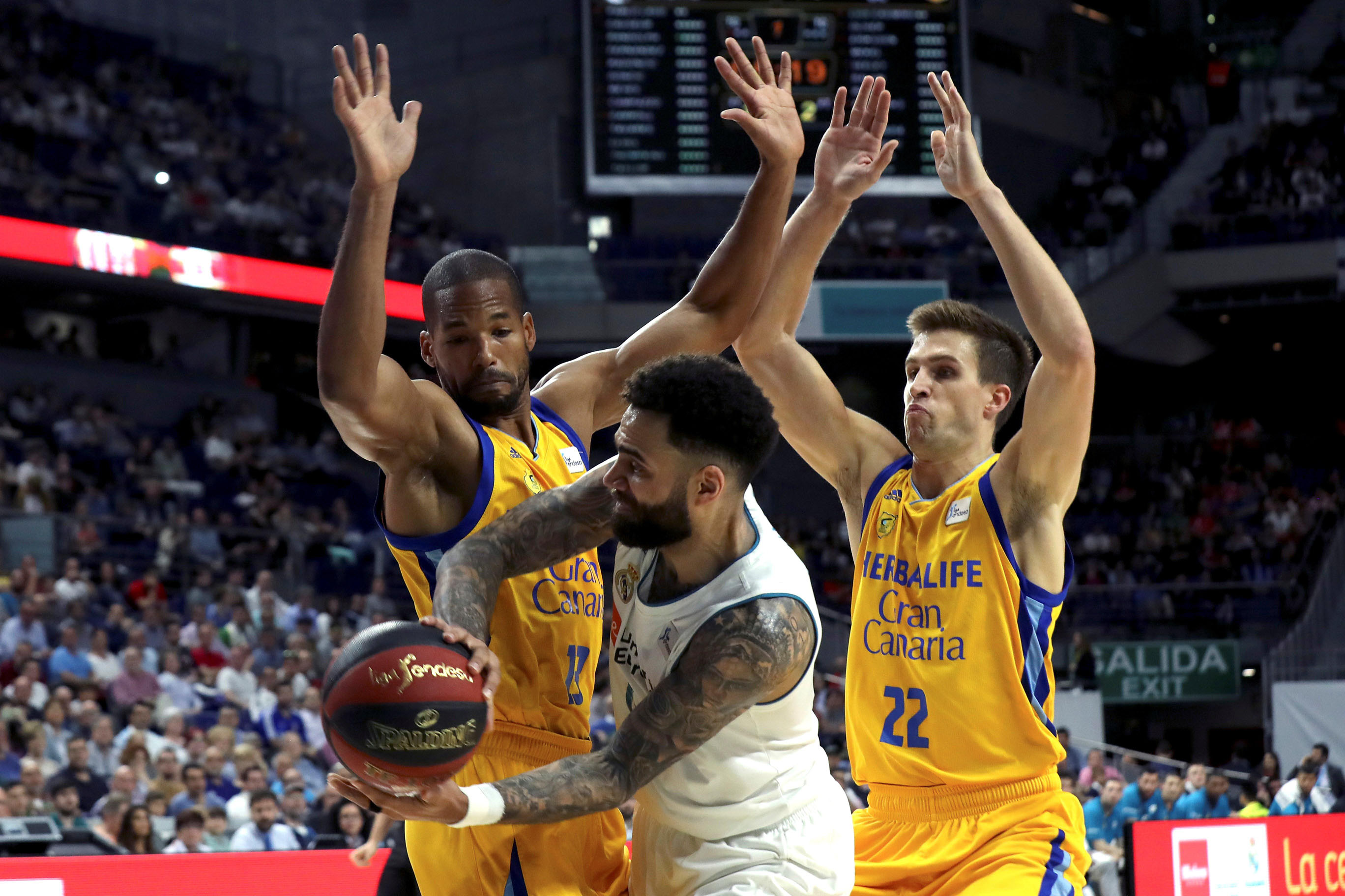 Taylor intenta superar la defensa de Báez y Rabaseda durante el primer partido de semifinales.