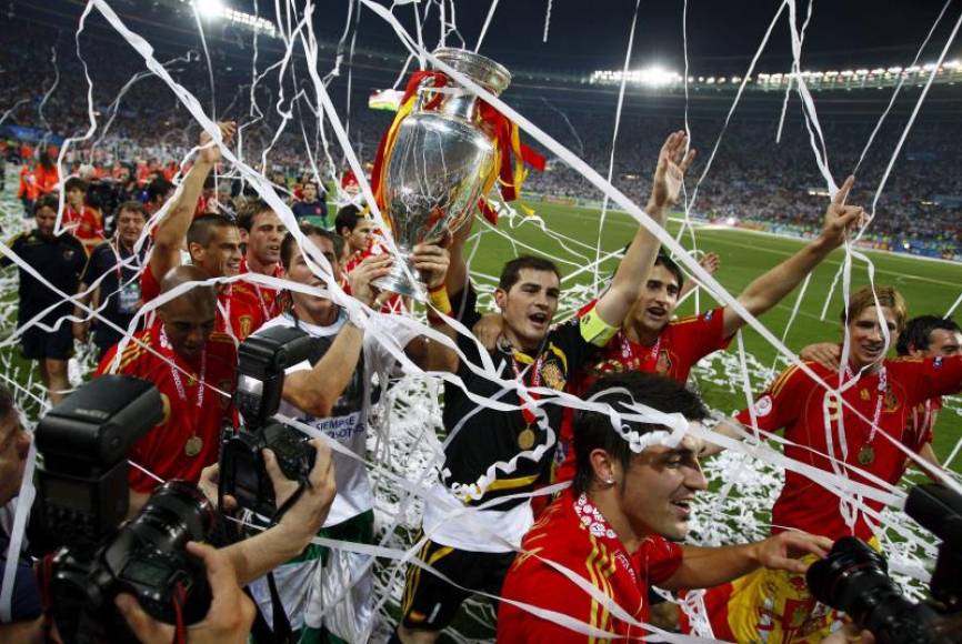 Los jugadores españoles celebran la victoria en la Eurocopa de 2008 sobre el césped del Ernst Happel de Viena. / EFE