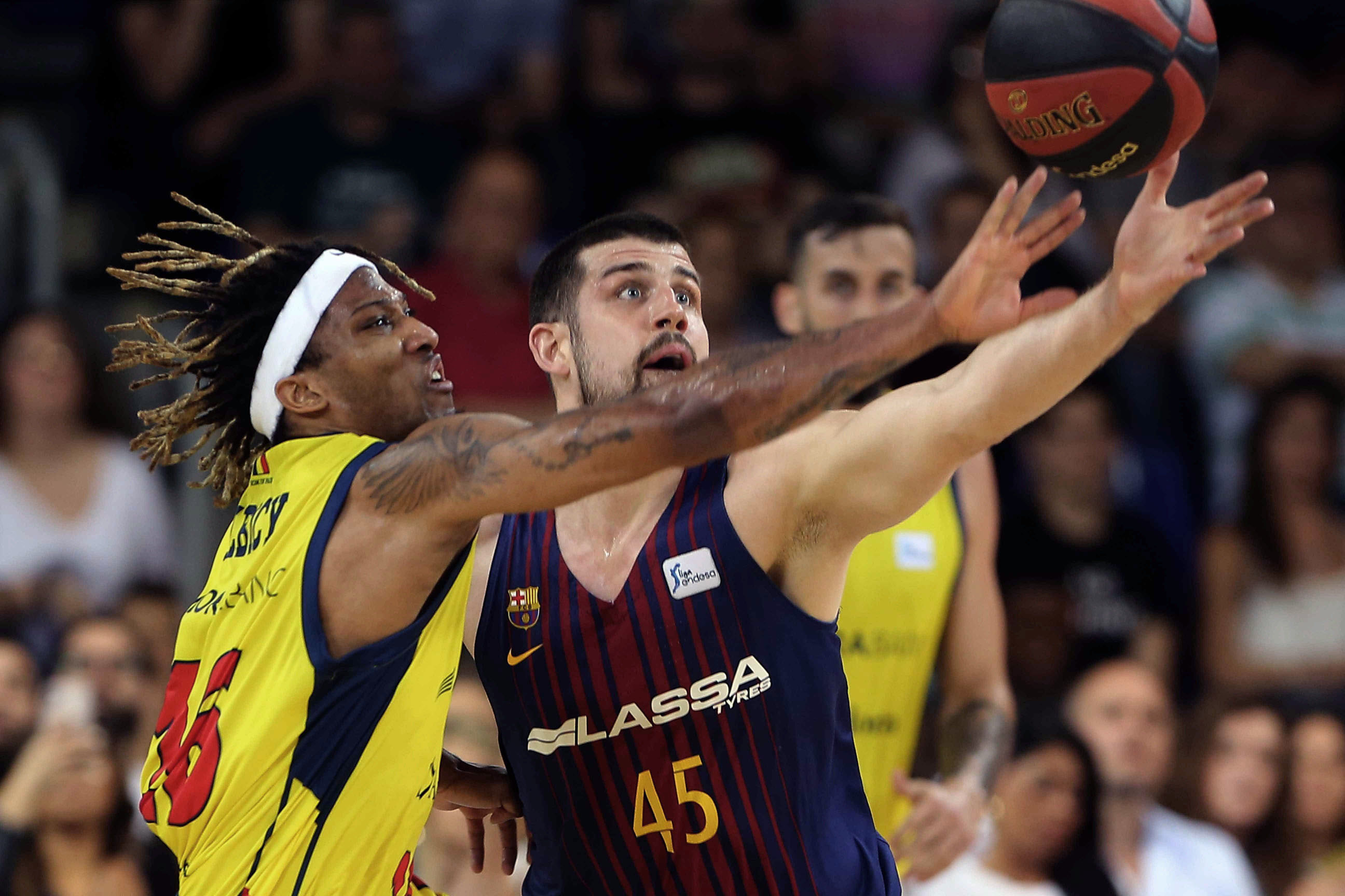 Albicy lucha por el balón con Moerman. / EFE