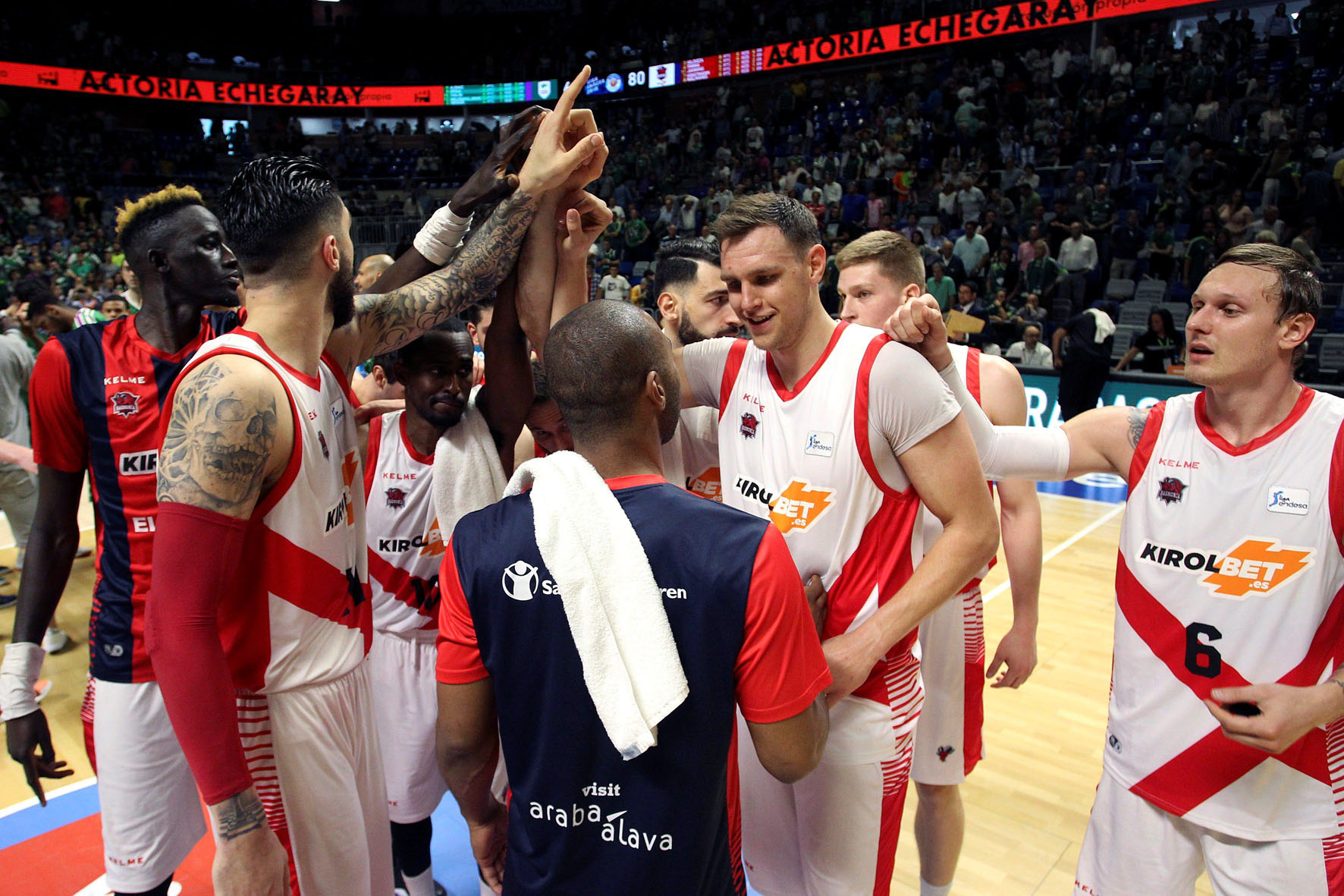 Los jugadores del Baskonia celebran su pase a ‘semis’ tras ganar al Unicaja.