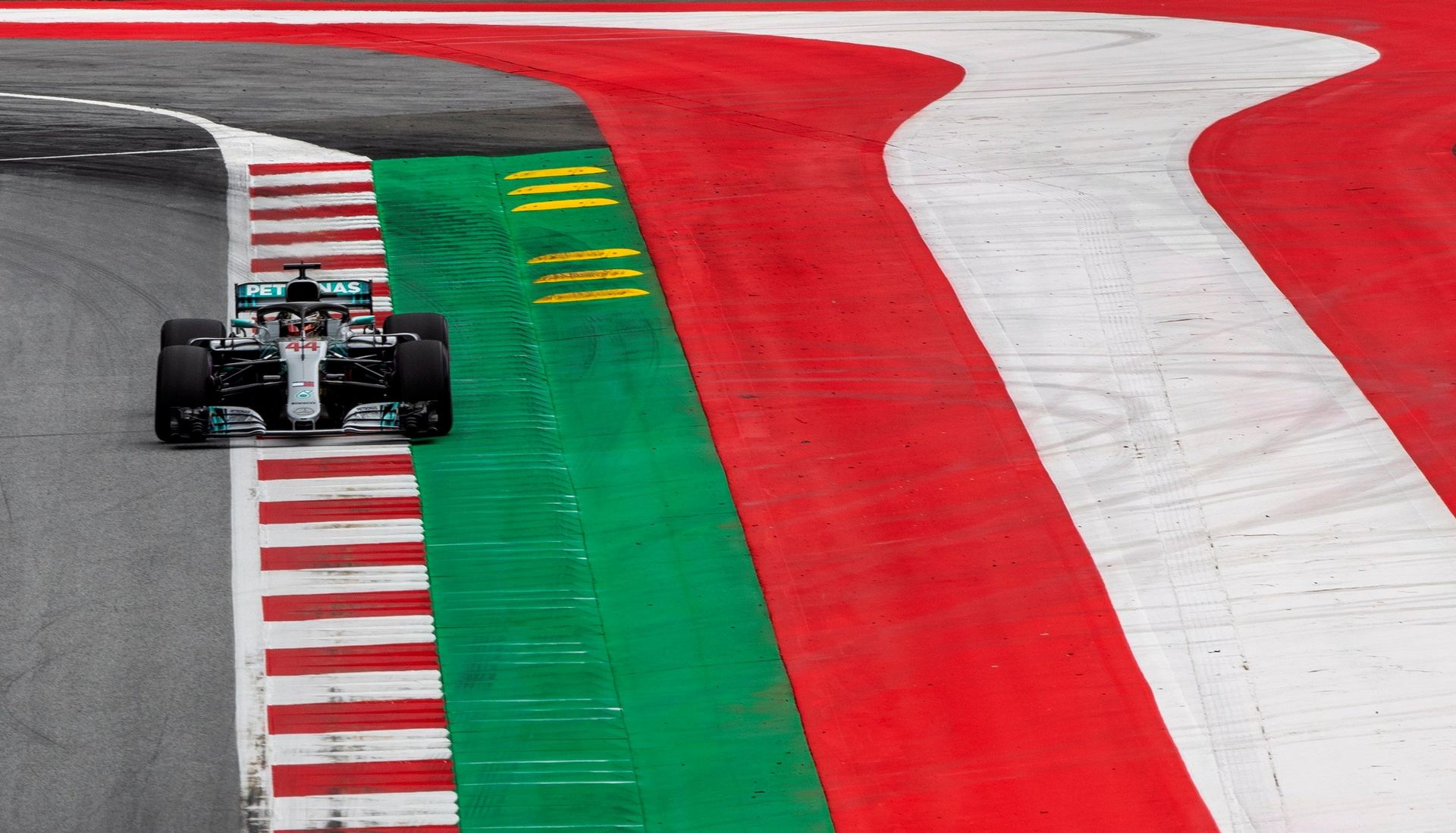 El piloto británico Lewis Hamilton conduce su monoplaza durante el Gran Premio de Austria.