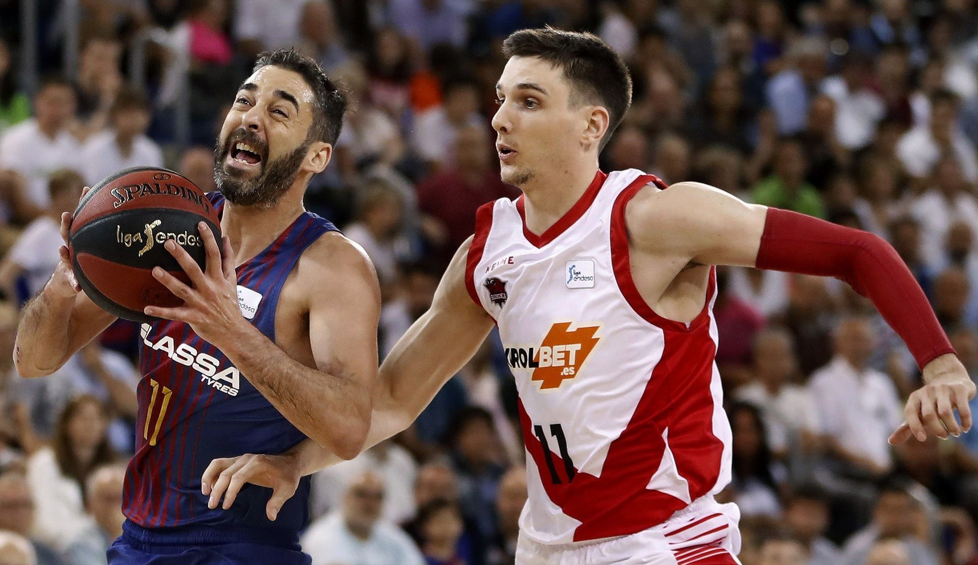 El escolta del FC Barcelona Lassa, Juan Carlos Navarro intenta zafarse Matt Janning, del Baskonia.
